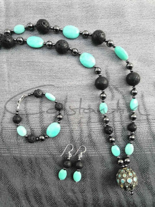 Complete set of long Necklace, bracelet and matching earrings full of natural gemstones.
