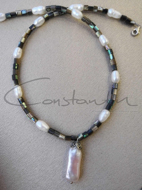 In the center of the necklace a pendant made of a single natural pearl and silver parts.
