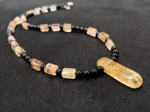 Easy wearing beaded necklace, made of Rutilated quartz and black Onyx.